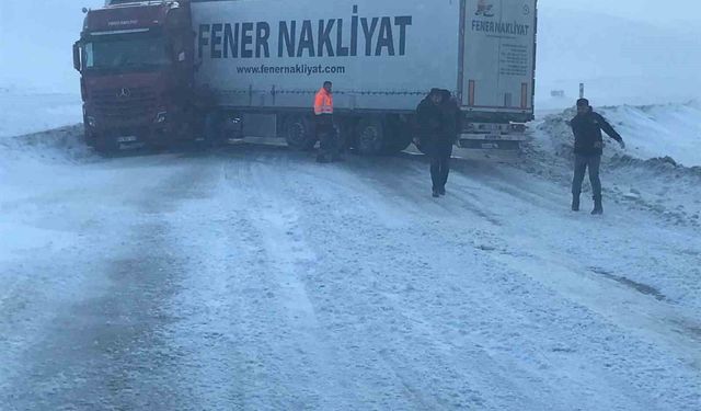 Karda kayan tır yolu ulaşımı kapattı