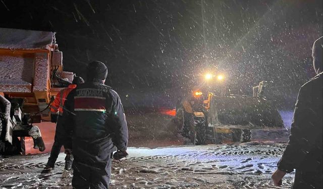 Karda mahsur kalan araçların imdadına Jandarma ekipleri yetişti