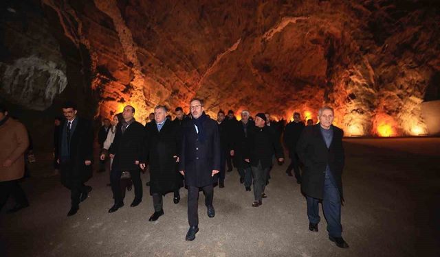 Kasapoğlu'ndan Tuzluca Tuz Mağaraları'na övgü: 'Mutlaka gidin görün'