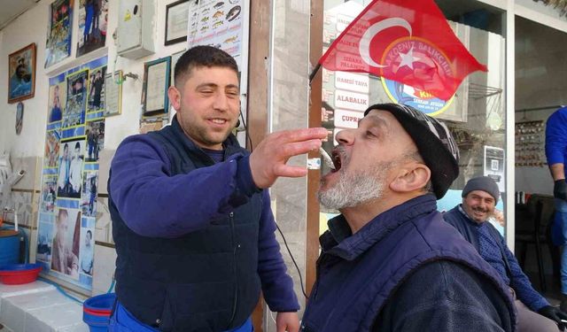 Kilis'te hamsi sevinci: Vatandaşlar çiğ çiğ yedi