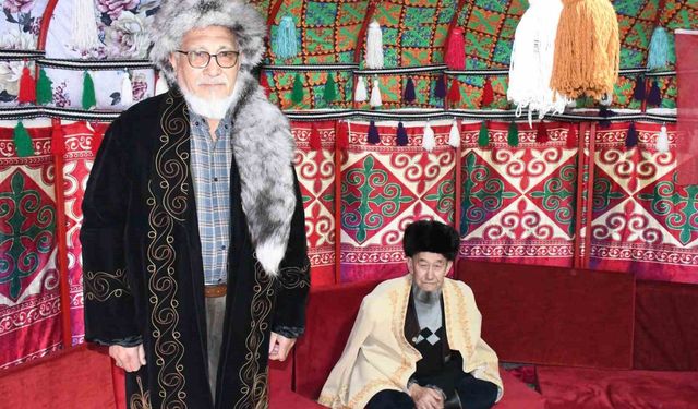 Kırgız aksakallıları otağ çadırında geçmişi yâd ediyor