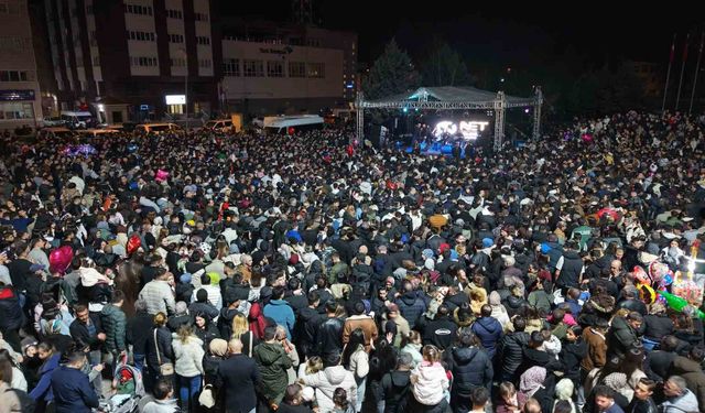 Kırıkkale'de Hüseyin Kağıt konserine binlerce kişi akın etti