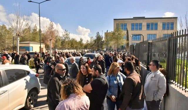 KKTC'de fiber optik protokolüne karşı Meclis önünde eylem