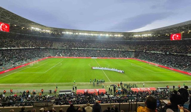 Kocaelispor ve Beşiktaş kupa maçına 'Küfüre karşıyız' pankartıyla çıktı