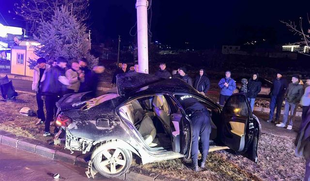 Kontrolden çıkan araç, trambüs direğine çarptı: 1 ağır yaralı