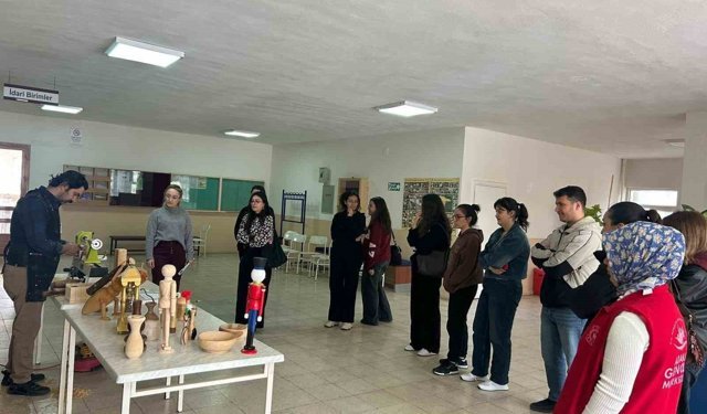 Kozan'da üniversite öğrencilerinin ahşap sanatı mesaisi