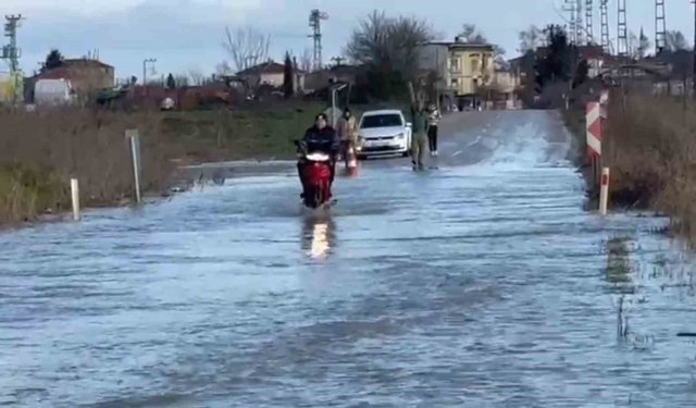 Küplü-Adasarhanlı yolu sular altında kaldı