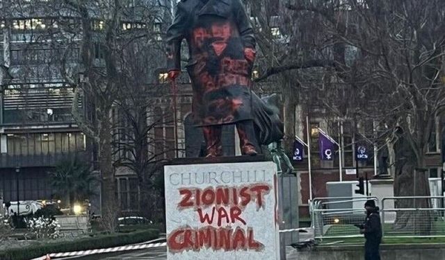 Londra'daki Winston Churchill heykeline kırmızı boyalarla İsrail protestosu