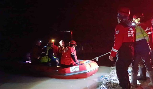 Meriç Nehri kıyısında mahsur kalan 2 işçi kurtarıldı