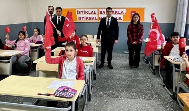 Mihalıççık'ta ilk ders 'Bayrak Sevgisi' oldu