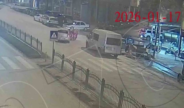 Motokuryenin otomobile çarparak savrulduğu kaza kamerada