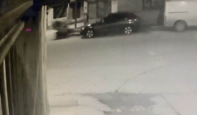 Motosiklet önce yayaya ardından duvara çarptı: 3 yaralı