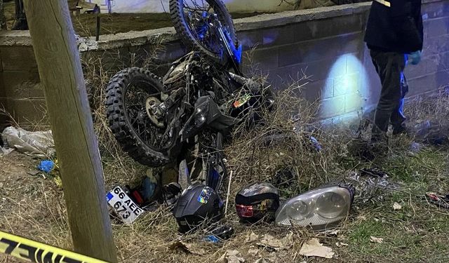 Motosiklet otomobille kafa kafaya çarpıştı: 1 ölü, 2 yaralı