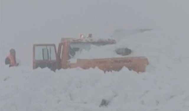 Muş-Kulp kara yolunda iş makinesinin üzerine çığ düştü