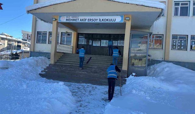 Muş'ta denetimli serbestlik yükümlülerinden okullara destek