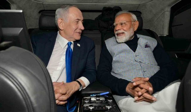 Netanyahu, Hindistan Başbakanı Modi'yi Hint kıyafeti giyerek karşıladı