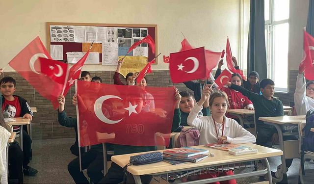 Öğrencilerin okul heyecanı ay yıldızlı Türk bayrağıyla taçlandı