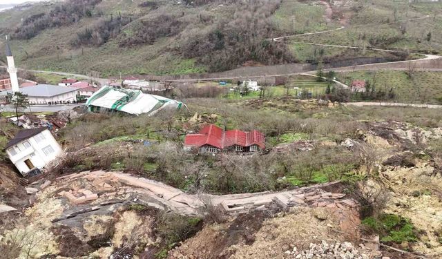 Ordu'da heyelan: Evler yıkıldı, yol çöktü