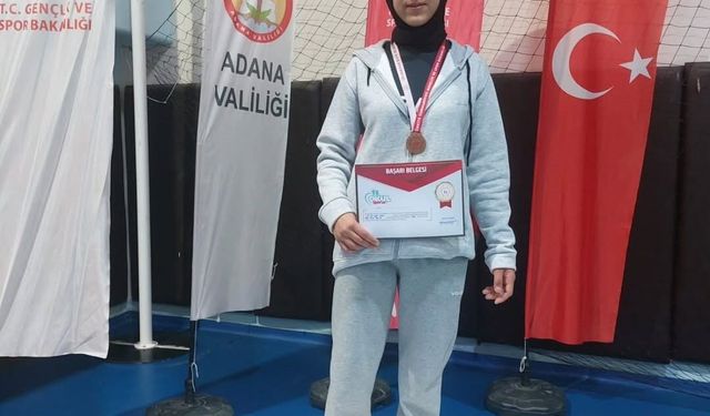 Özalplı öğrenci bilek güreşinde Türkiye üçüncüsü oldu