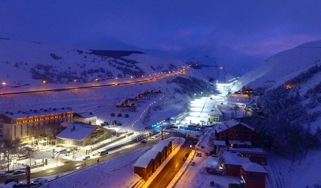 Palandöken'de kayak keyfi sürüyor