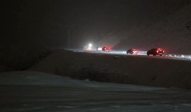 Pervari ve Şirvan'da kar yağışı köy yollarını kapattı, mahsur kalan araçlar kurtarıldı