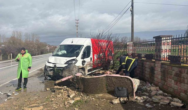 Pınarhisar'da panelvan araç çeşmeye çarptı: 1 yaralı