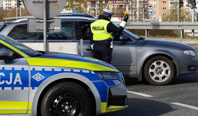 Polonya'da denetim yapan polis ile çevirdiği sürücü uyuşturucu etkisi altında çıktı
