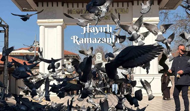 Ramazan ayının ilk cumasında Hacı Bayram Veli Camii doldu taştı