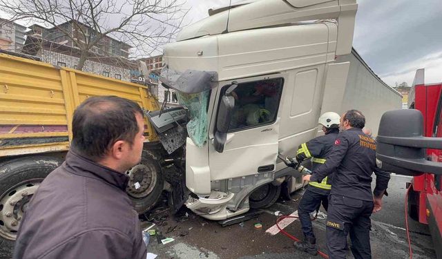 Rize'de park halinde olan tıra başka bir tır çarptı: 1'i ağır 4 yaralı