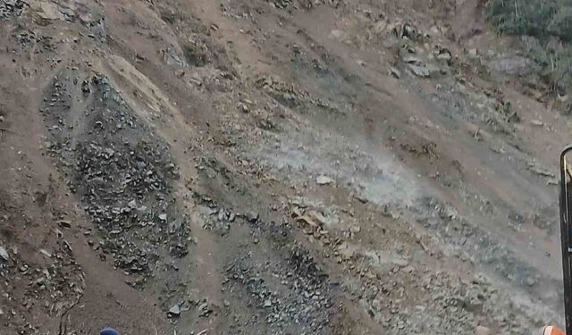 Rize'de heyelan köy yolunu ulaşıma kapattı