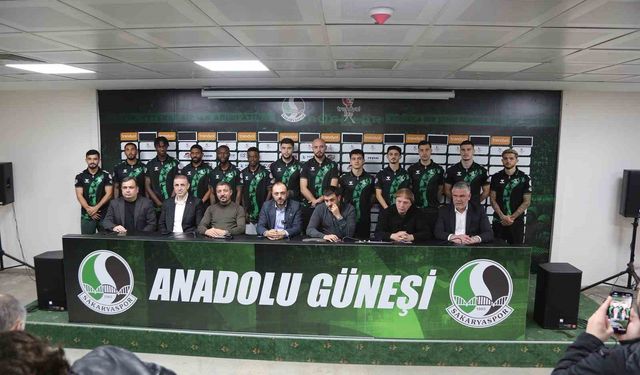 Sakaryaspor'da transferin son gününde 13 imza birden atıldı