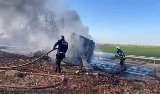 Şanlıurfa'da devrilen yakıt yüklü tır alev topuna döndü: 1 yaralı