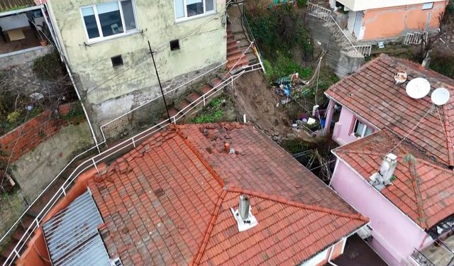 Sarıyer'de 4 binadaki 31 vatandaş tahliye edildi, çöken merdiven havadan görüntülendi