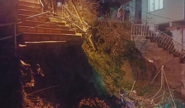 Sarıyer'de yağış nedeniyle bina yanındaki merdivenler çöktü: Mahalleli sokağa döküldü