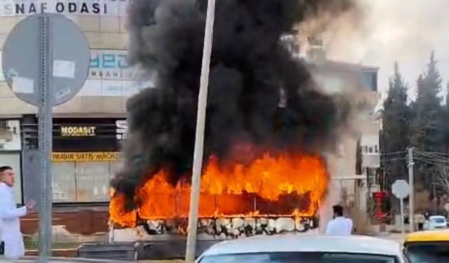 Seyir halindeyken alev alan halk otobüsü küle döndü