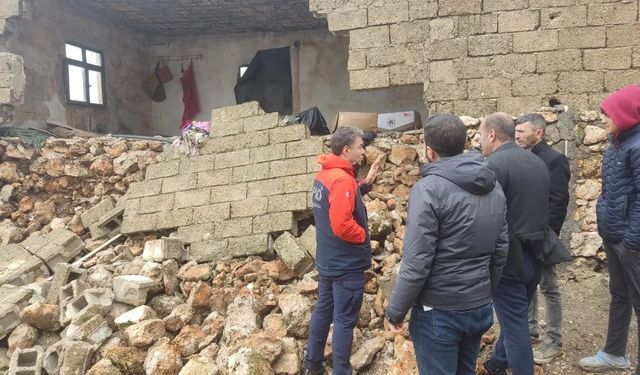 Şiddetli yağış İdil'de bir evi yıktı