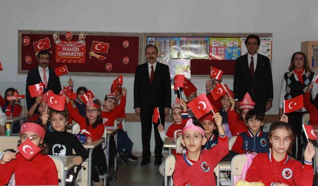 Siirt'te okullarda 'bayrak temalı' açılış