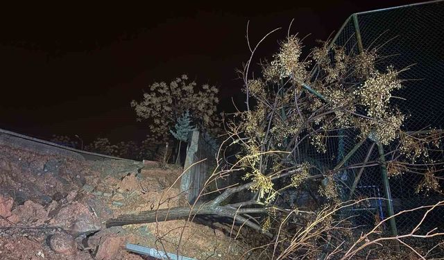 Siirt'te okulun istinat duvarı çöktü, iki okulda eğitime ara verildi