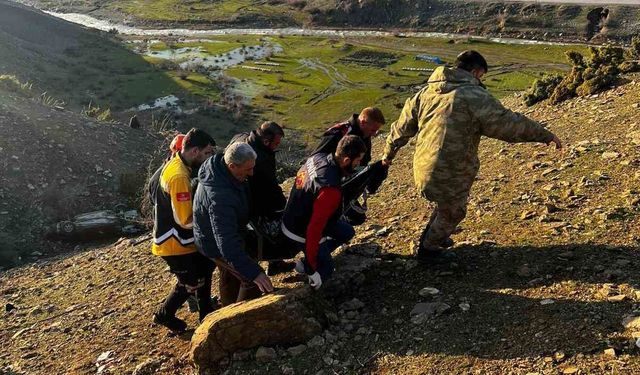 Siirt'te otomobil şarampole yuvarlandı: 1 ölü, 1 yaralı