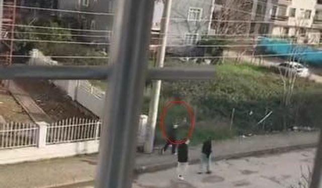 Sokak ortasında havaya ateş eden çocuk kamerada