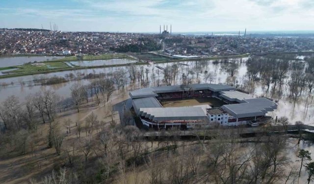 Sular altında kalan Sarayiçi güreş alanında su seviyesi düşüyor