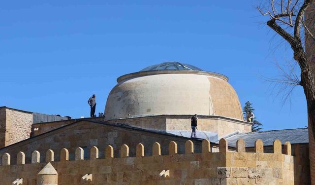 Tarihi Cacabey Medresesi'nde su sızıntısına müdahale edildi