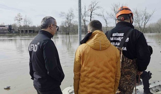 Taşkında mahsur kalan atlar için botlarla seferberlik