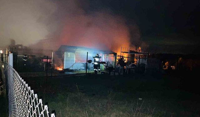 Tekirdağ'da kır evi alev alev yanarak küle döndü