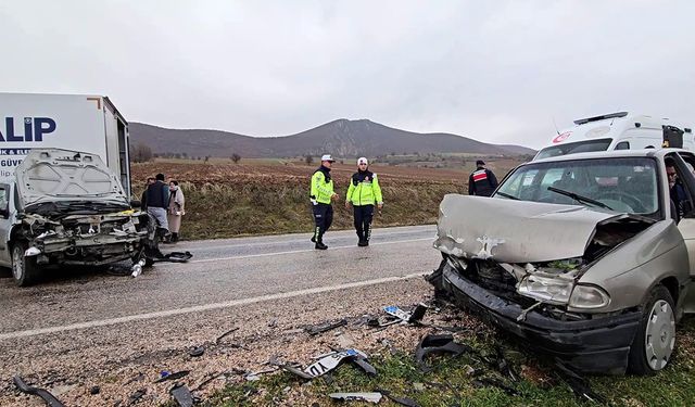 Tokat'ta iki otomobil kafa kafaya çarpıştı: 1'i ağır 7 yaralı