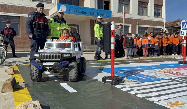 Tokat'ta jandarmadan köy okullarında trafik eğitimi