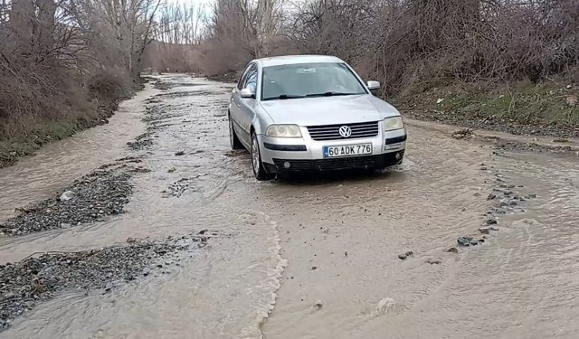 Tokat'ta köy yolları eriyen karlar nedeniyle su altında kaldı