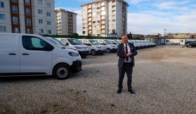 Uşak Belediyesi 14 tane yeni hizmet aracını bünyesine katarak araç filosunu genişletti