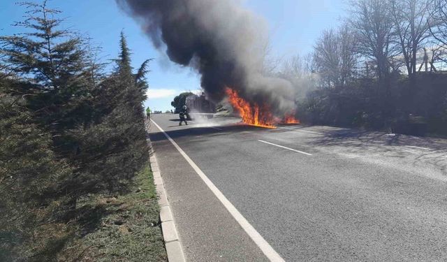 Uşak'ta yangın çıkan cip küle döndü