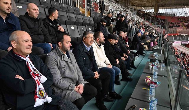 Vali Erdinç Yılmaz, Eskişehirspor'un Altay maçını tribünden takip etti